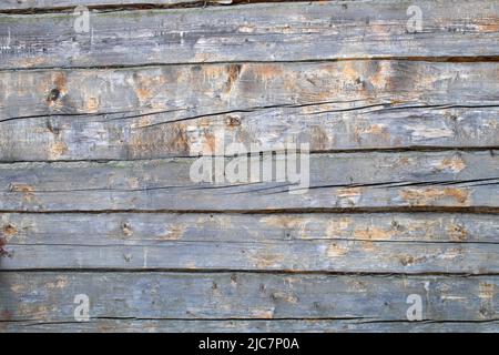 Ein Stück Wand in einem Haus aus Baumstämmen. Die Holzstruktur ist deutlich zu sehen. Stockfoto