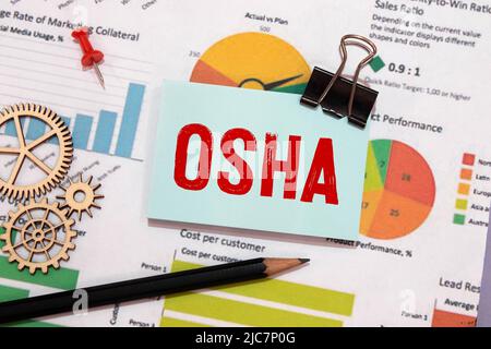Stethoskop auf Notizbuch und Bleistift mit OSHA-Worten der Occupational Safety and Health Administration als medizinisches Konzept Stockfoto
