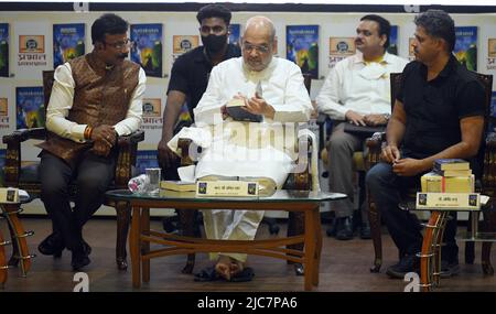 NEU-DELHI, INDIEN - 10. JUNI: Der Innenminister der Union, Amit Shah, mit dem Autor Omendra Ratnu ( R ) und den Direktoren von PRABHAT PRAKASHAN PRIVATE LIMITED, Dr. Prabhat Kumar ( L), während der Veröffentlichung des Buches „Maharana: Sahastra Varshon Ka Dharmyudh“ am 10. Juni 2022 in Neu-Delhi, Indien. Der Innenminister der Union, Amit Shah, erklärte, dass Historiker Mughals immer mehr Bedeutung beigemessen haben, wenn sie die Geschichte Indiens aufzeichnen, während sie die Regeln von Imperien wie Pandyas, Cholas, Mauryas, Guptas und Ahoms völlig ignoriert haben. (Foto von Sonu Mehta/Hindustan Times/Sipa USA) Stockfoto