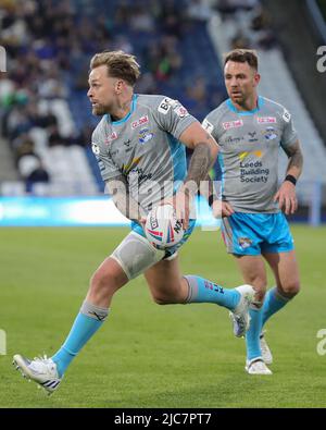 Huddersfield, Großbritannien. 10.. Juni 2022. Blake Austin #6 von Leeds Rhinos läuft mit dem Ball in Huddersfield, Vereinigtes Königreich am 6/10/2022. (Foto von James Heaton/News Images/Sipa USA) Quelle: SIPA USA/Alamy Live News Stockfoto