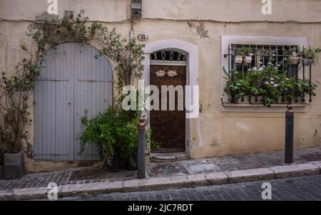 Marseille, Frankreich, Mai 2022, Nahaufnahme eines Eingangshauses im Viertel Le Panier Stockfoto