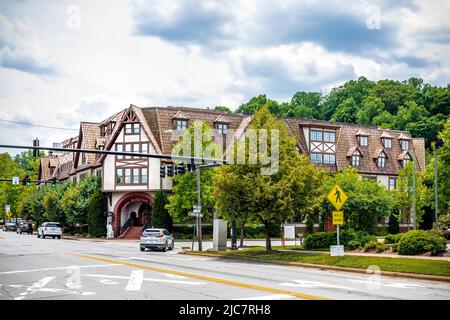 BILTMORE VILLAGE in ASHEVILLE, NC, USA-5 JUNE 2022: Grand Bohemian Hotel, showing entrance and Chalet-style architecture. Stockfoto