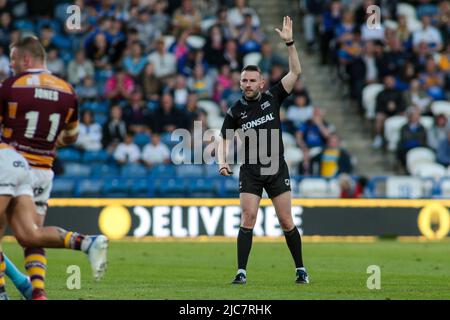 Huddersfield, Großbritannien. 10.. Juni 2022. Schiedsrichter Liam Moore während des Super League-Spiels zwischen Huddersfield Giants und Leeds Rhinos am 10. Juni 2022 im John Smiths Stadium, Huddersfield, England. Foto von Simon Hall. Nur zur redaktionellen Verwendung, Lizenz für kommerzielle Nutzung erforderlich. Keine Verwendung bei Wetten, Spielen oder Veröffentlichungen einzelner Clubs/Vereine/Spieler. Kredit: UK Sports Pics Ltd/Alamy Live Nachrichten Stockfoto