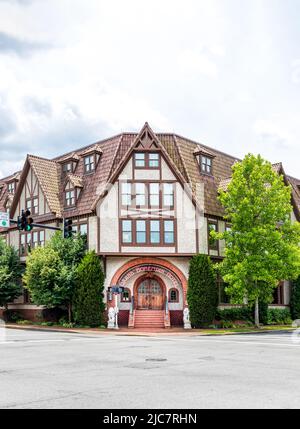 BILTMORE VILLAGE in ASHEVILLE, NC, USA-5 JUNE 2022: Grand Bohemian Hotel. Enge vertikale Aufnahme des Eingangs und der Architektur im Chalet-Stil Stockfoto