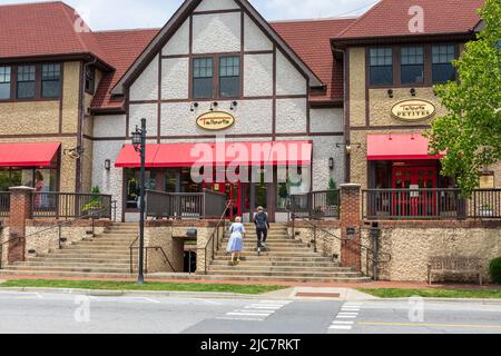 BILTMORE VILLAGE in ASHEVILLE, NC, USA-5 JUNE 2022: Talbots und Talbots Petites Bekleidungsgeschäfte, mit zwei Frauen, die Stufen zum Eingang klettern. Stockfoto