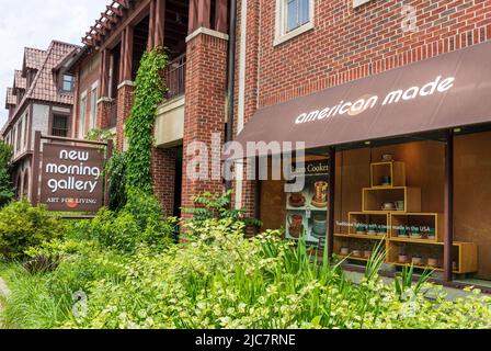 BILTMORE VILLAGE in ASHEVILLE, NC, USA-5 JUNE 2022: New Morning Gallery. Schaufenster und Denkmalschild. Horizontales Bild Stockfoto