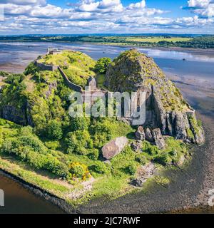 Dumbarton Castle über dem Fluss Clyde und dem Fluss Leven von einer Drohne, Schottland, Großbritannien Stockfoto