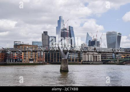 London, Großbritannien. 10.. Juni 2022. Gesamtansicht der City of London, des Finanzviertels der Hauptstadt, und der Millennium Bridge. Kredit: SOPA Images Limited/Alamy Live Nachrichten Stockfoto