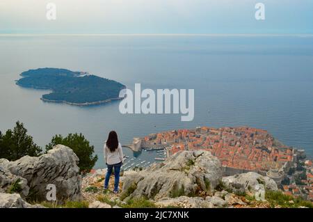 Person, die Dubrovnik von oben beobachtet Stockfoto