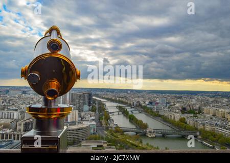 Touristenbeobachtungsteleskop mit Blick auf Paris Stockfoto