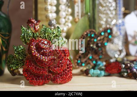 Vintage Strass Rose Armband mit Schmuck-Box im Hintergrund flache DOF Stockfoto