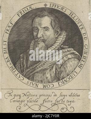 Porträt von William Louis im Kreis mit Randschrift. Im unteren Rand zwei Zeilen lateinischen Textes, Portrait von William Louis, Graf von Nassau-Dillenburg, Druckerei: Anonym, Niederländische Länder, 1600 - 1699, Papier, Gravur, Radierung, H 142 mm × B 106 mm Stockfoto