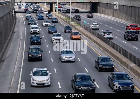 Montreal, CA, 5. Juni 2022: Starker Verkehr auf dem Decarie Expressway Stockfoto