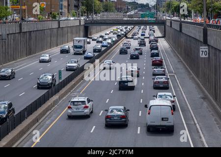 Montreal, CA, 5. Juni 2022: Starker Verkehr auf dem Decarie Expressway Stockfoto