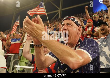 Austin Texas USA, 10.. Juni 2022: Ein Fan feuert das US-Team während der ersten Hälfte eines Spiels der CONCACAF Nation's League gegen Grenada im Austin's Q2 Stadium an. Dies ist das letzte Spiel der US-Nationalmannschaft der Männer (USMNT) in den USA vor der FIFA-Weltmeisterschaft 2022. Kredit: Bob Daemmrich/Alamy Live Nachrichten Stockfoto