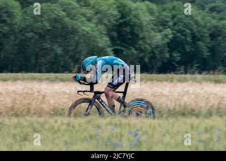 Montbrison, Frankreich. 08.. Juni 2022. Jordi Meeus (BORA Hansgrohe Team) in Aktion während der Etappe 4. des Criterium du Dauphine 2022. Die vierte Etappe des Criterium du Dauphine Libere ist ein Einzelzeitfahren mit einer Distanz von 31,9 km zwischen Montbrison und La Bâtie d'Urfé im Département Loire. Etappensieger ist Filippo Ganna (Ineos Grenadiers Team) im Jahr 35mn 32s. Er steht vor Wout Van Aert (Jumbo Visma Team), 2. mit 2s, und Eythan Hayter (Ineos Grenadiers Team) mit 17s. Kredit: SOPA Images Limited/Alamy Live Nachrichten Stockfoto