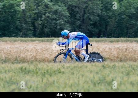 Montbrison, Frankreich. 08.. Juni 2022. Dylan Groenewegen (Bike Exchange - Jayco Team) wurde während der Etappe 4. des Criterium du Dauphine 2022 in Aktion gesehen. Die vierte Etappe des Criterium du Dauphine Libere ist ein Einzelzeitfahren mit einer Distanz von 31,9 km zwischen Montbrison und La Bâtie d'Urfé im Département Loire. Etappensieger ist Filippo Ganna (Ineos Grenadiers Team) im Jahr 35mn 32s. Er steht vor Wout Van Aert (Jumbo Visma Team), 2. mit 2s, und Eythan Hayter (Ineos Grenadiers Team) mit 17s. Kredit: SOPA Images Limited/Alamy Live Nachrichten Stockfoto