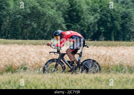 Montbrison, Frankreich. 08.. Juni 2022. Kamil Gradek (Bahrain - Victorious Team) wurde während der Etappe 4. des Criterium du Dauphine 2022 in Aktion gesehen. Die vierte Etappe des Criterium du Dauphine Libere ist ein Einzelzeitfahren mit einer Distanz von 31,9 km zwischen Montbrison und La Bâtie d'Urfé im Département Loire. Etappensieger ist Filippo Ganna (Ineos Grenadiers Team) im Jahr 35mn 32s. Er steht vor Wout Van Aert (Jumbo Visma Team), 2. mit 2s, und Eythan Hayter (Ineos Grenadiers Team) mit 17s. Kredit: SOPA Images Limited/Alamy Live Nachrichten Stockfoto