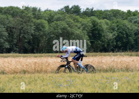 Montbrison, Frankreich. 08.. Juni 2022. Taj Jones (Israel - Premier Tech Team) wurde während der Etappe 4. des Criterium du Dauphine 2022 in Aktion gesehen. Die vierte Etappe des Criterium du Dauphine Libere ist ein Einzelzeitfahren mit einer Distanz von 31,9 km zwischen Montbrison und La Bâtie d'Urfé im Département Loire. Etappensieger ist Filippo Ganna (Ineos Grenadiers Team) im Jahr 35mn 32s. Er steht vor Wout Van Aert (Jumbo Visma Team), 2. mit 2s, und Eythan Hayter (Ineos Grenadiers Team) mit 17s. Kredit: SOPA Images Limited/Alamy Live Nachrichten Stockfoto