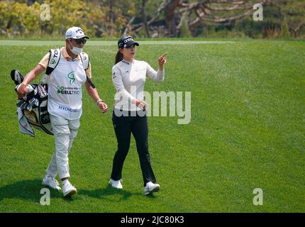 Seoul, Südkorea. 10.. Juni 2022. Kim Ji-Hyun (Kor), 10. Juni 2022 - Golf : Kim Ji-Hyun aus Südkorea läuft beim ersten Lauf des KLPGA Celltrion Queens Masters 2022 im Seolhaeone Country Club in Yangyang, östlich von Seoul, Südkorea, vom 14. Loch. Kredit: Lee Jae-won/AFLO/Alamy Live Nachrichten Stockfoto