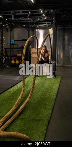 Seil Lager Fitness Green man Gras Training Fitness-Studio muskulös jung, für starke Kraft aus der körperlichen durch gesunde Aktivität, Person Muskel. Kreuz Stockfoto