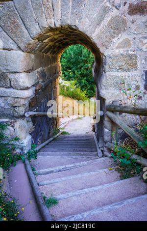 Steintür in Form eines Bogens in der Stadtmauer von Toledo. Stockfoto