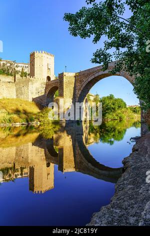 Bogenbrücke über den Fluss Tejo, der durch die mittelalterliche Stadt Toledo führt. Stockfoto