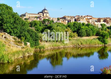 Panoramablick auf die Stadt Toledo entlang des Flusses Tejo an einem sonnigen Tag. Stockfoto