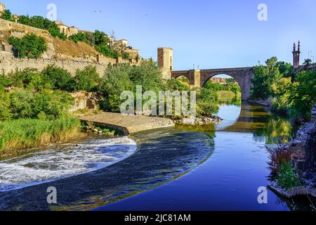 Der Fluss Tagus, der an einem blauen Himmel durch die mittelalterliche Stadt Toledo fließt. Stockfoto