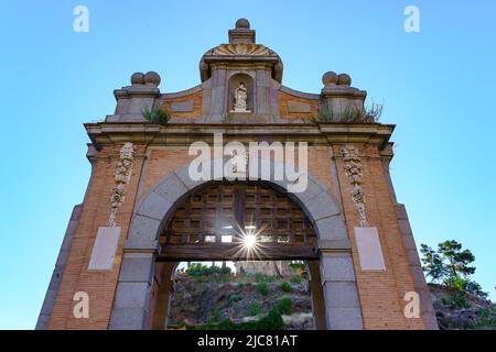 Tor zur mittelalterlichen Stadt Toledo auf der Brücke des Flusses Tejo. Stockfoto