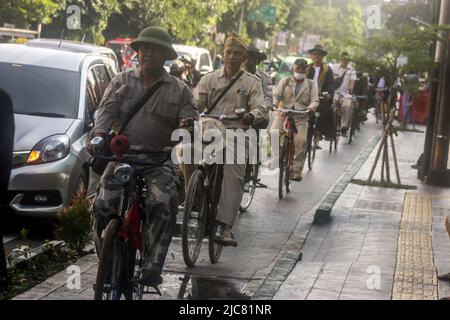 Mitglieder der Onthel Community fahren gemeinsam mit der Indonesischen Old Bike Community um die Stadt, um den Weltfahrradtag zu feiern Stockfoto