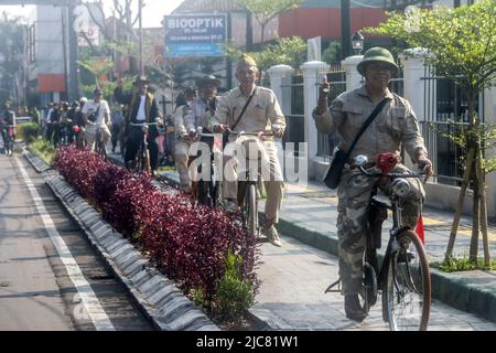 Mitglieder der Onthel Community fahren gemeinsam mit der Indonesischen Old Bike Community um die Stadt, um den Weltfahrradtag zu feiern Stockfoto