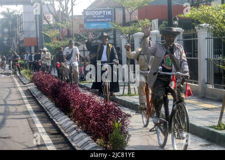 Mitglieder der Onthel Community fahren gemeinsam mit der Indonesischen Old Bike Community um die Stadt, um den Weltfahrradtag zu feiern Stockfoto