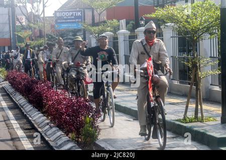 Mitglieder der Onthel Community fahren gemeinsam mit der Indonesischen Old Bike Community um die Stadt, um den Weltfahrradtag zu feiern Stockfoto