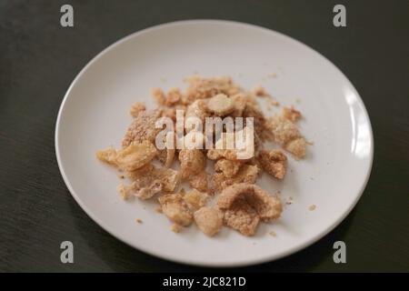 Schweinekratzer oder Schweinekratzer in weißer Schale serviert Stockfoto