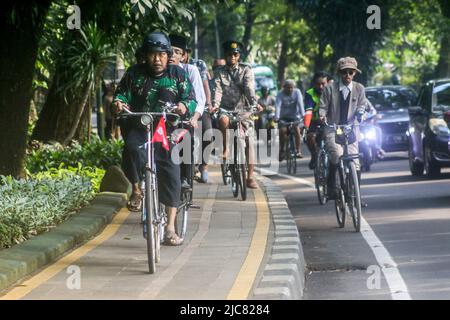 Mitglieder der Onthel Community fahren gemeinsam mit der Indonesischen Old Bike Community um die Stadt, um den Weltfahrradtag zu feiern Stockfoto