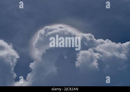 Sonnenstrahl von hinter den Wolken geschossen, Cumulus Wolke auf schönen blauen Himmel in tropischen Zone, Thailand Stockfoto