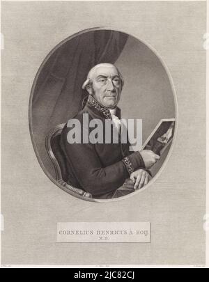 Porträt von Cornelius Henricus a Roy, Leibarzt von Louis Napoleon. In der rechten Hand hält er einen Druck der Radierung mit dem Porträt von Jan Six von Rembrandt, Portrait von Cornelius Henricus a Roy, Druckerei: Ludwig Gottlieb Portman, (auf Objekt erwähnt), Zeichner: George Nikolaus Ritter, (auf Objekt erwähnt), Verlag: Johannes Allart, (auf Objekt erwähnt), Amsterdam, 1794 - 1828, Papier, Radierung, H 493 mm × B 387 mm Stockfoto
