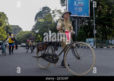 Mitglieder der Onthel Community fahren gemeinsam mit der Indonesischen Old Bike Community um die Stadt, um den Weltfahrradtag zu feiern Stockfoto