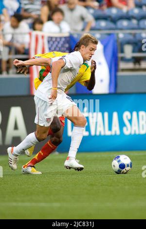 Seattle, Washington, USA. 04.. Juli 2009. STUART HOLDEN (10) aus den USA entkommt dem Feld. Gold Cup 2009, Grenada gegen USA im Qwest Field in Seattle, WA. (Bild: © Andrew Fredrickson/Southcreek Global/ZUMA Press) Stockfoto