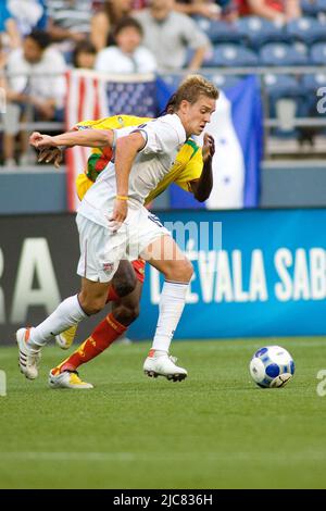 Seattle, Washington, USA. 04.. Juli 2009. 04. Juli 2009: Der US-Amerikaner Stuart Holden (10) entkommt dem Feld. Gold Cup 2009, Grenada gegen USA im Qwest Field in Seattle, WA. (Bild: © Andrew Fredrickson/Southcreek Global/ZUMApress.com) Stockfoto