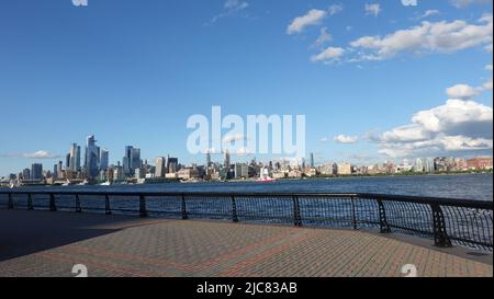 Tagesaufnahme der Skyline von Manhattan über den Hudson River in Hoboken, New Jersey Stockfoto