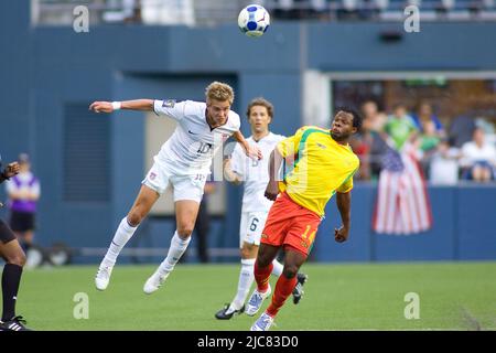 Seattle, Washington, USA. 04.. Juli 2009. 04. Juli 2009: Stuart Holden (10) führt den Ball vor Marcus Julien (14). Gold Cup 2009, Grenada gegen USA im Qwest Field in Seattle, WA. (Bild: © Andrew Fredrickson/Southcreek Global/ZUMApress.com) Stockfoto