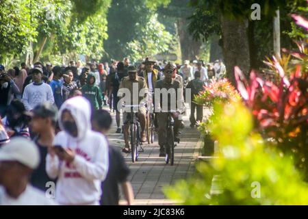 Mitglieder der Onthel Community fahren gemeinsam mit der Indonesischen Old Bike Community um die Stadt, um den Weltfahrradtag zu feiern Stockfoto