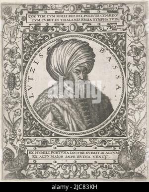 Kreisförmiges Porträt des Sultans nach dem Vorbild einer Münze. In einem dekorativen Rahmen mit Blumen, Käfer und Hühnern, mit lateinischen Ober- und Untertiteln, Portrait of the Sultan Lutzis Basha Lvtzis Bassa Vitae et icones Sultanorum turcicorum , Druckerei: Theodor de Bry, intermediärer Zeichner: Jean Jacques Boissard, (möglicherweise), Frankfurt am Main, 1596, Papier, Gravur, H 157 mm × B 128 mm Stockfoto