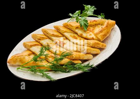 türkische Pizza Pide mit Fleisch auf einem schwarzen isolierten Hintergrund Stockfoto