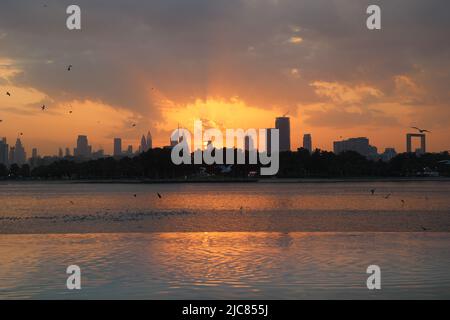 Blick auf die Skyline von Dubai bei Sonnenuntergang, Wolkenkratzer in den Vereinigten Arabischen Emiraten, im Nahen Osten, Wasser und Küste in der Stadt Stockfoto