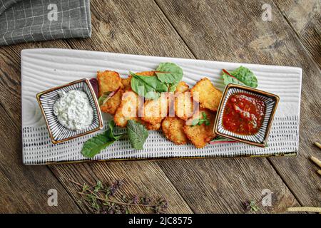 Blick von oben auf eine Portion Gourmet-Chicken Nuggets Stockfoto