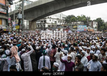 Dhaka, Bangladesch. 10.. Juni 2022. Massen muslimischer Anhänger singen Slogans und halten Plakate, die ihre Meinung während des Protestes ausdrücken. Tausende muslimische Anhänger Bangladeschs gingen nach Freitagsgebeten auf die Straße in der Nähe der wichtigsten Baitul-Mukarram-Moschee im Stadtzentrum von Dhaka, um gegen die Beleidigungen zu protestieren, die der BJP-Führer Narendra Modi gegen den Propheten Muhammad gemacht hatte. Kredit: SOPA Images Limited/Alamy Live Nachrichten Stockfoto