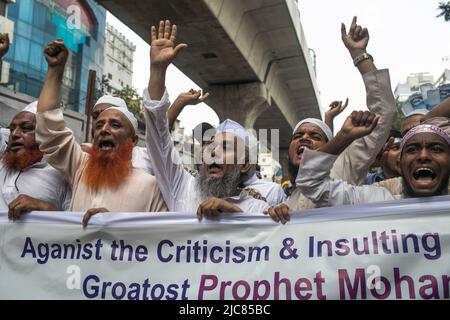 Dhaka, Bangladesch. 10.. Juni 2022. Muslimische Anhänger halten während des Protestes ein Banner und singen Slogans. Tausende muslimische Anhänger Bangladeschs gingen nach Freitagsgebeten auf die Straße in der Nähe der wichtigsten Baitul-Mukarram-Moschee im Stadtzentrum von Dhaka, um gegen die Beleidigungen zu protestieren, die der BJP-Führer Narendra Modi gegen den Propheten Muhammad gemacht hatte. Kredit: SOPA Images Limited/Alamy Live Nachrichten Stockfoto